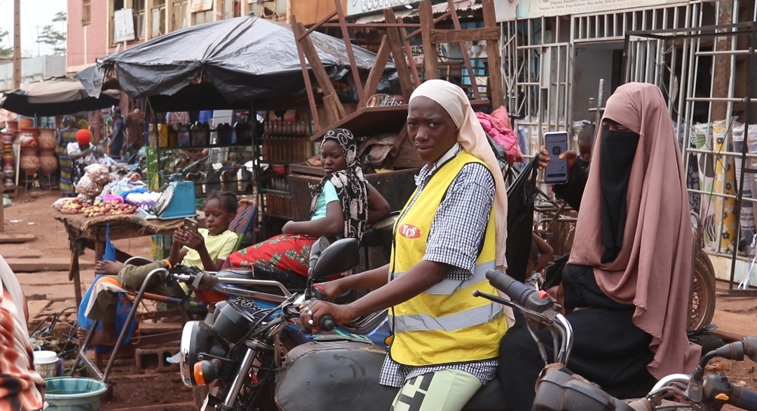 Loin des clichés, une femme qui trace son propre chemin.